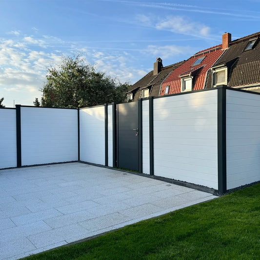 Beidseitige Betonzaunplatte Motiv Modern naturgrau – Sichtschutzzaun aus Beton mit Tor