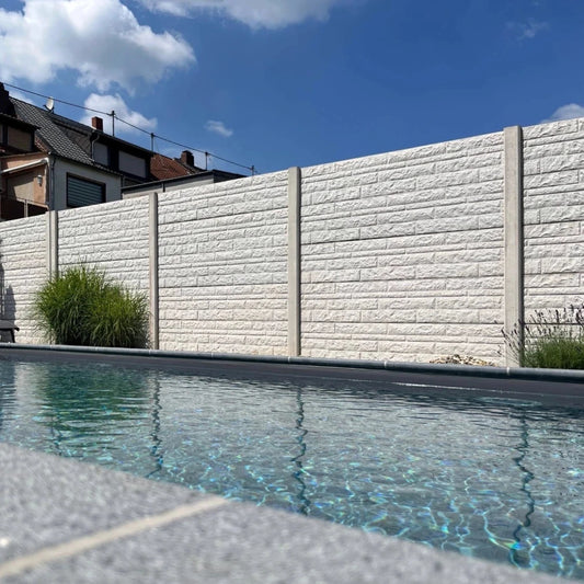 Beidseitige Betonzaunplatte Motiv Fels naturgrau – Sichtschutzzaun aus Beton