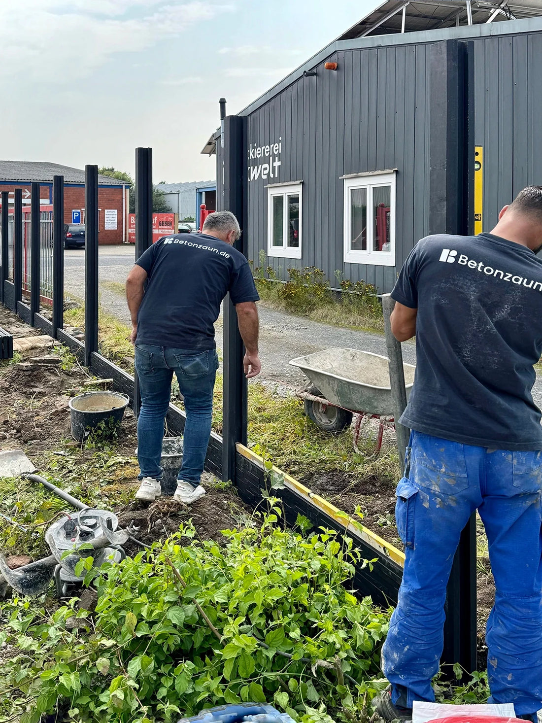 Montage-Tipp – Betonzaun-Pfosten mit Maurerschnur und Zollstock ausrichten