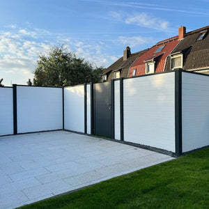 Beidseitige Betonzaunplatte Motiv Modern naturgrau – Sichtschutzzaun aus Beton mit Tor