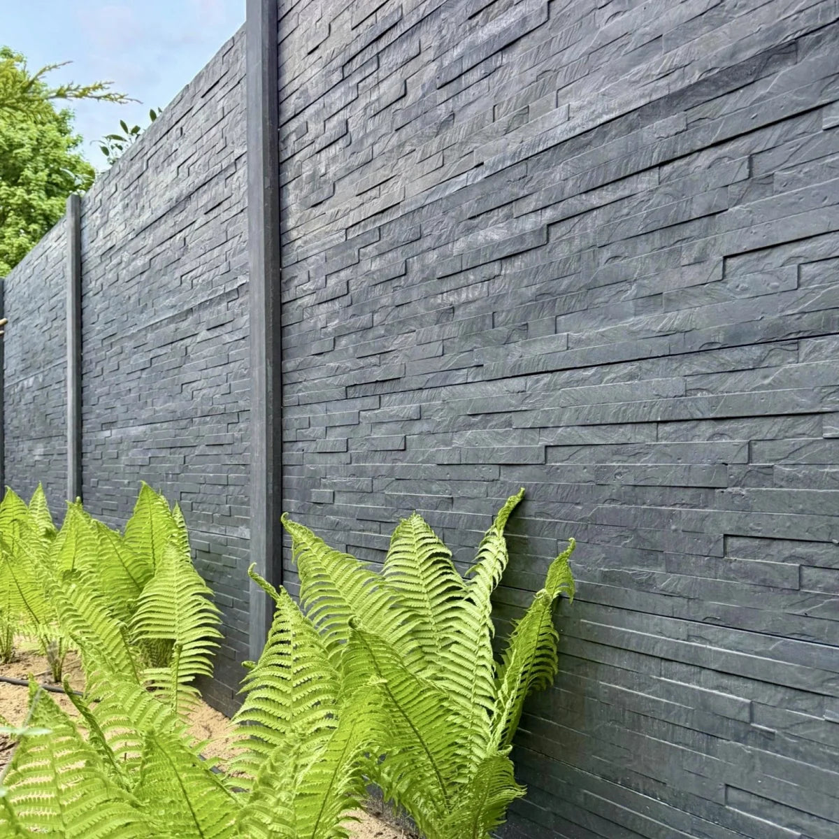 Beidseitige Betonzaunplatte Motiv Schiefer anthrazit – Sichtschutzzaun aus Beton