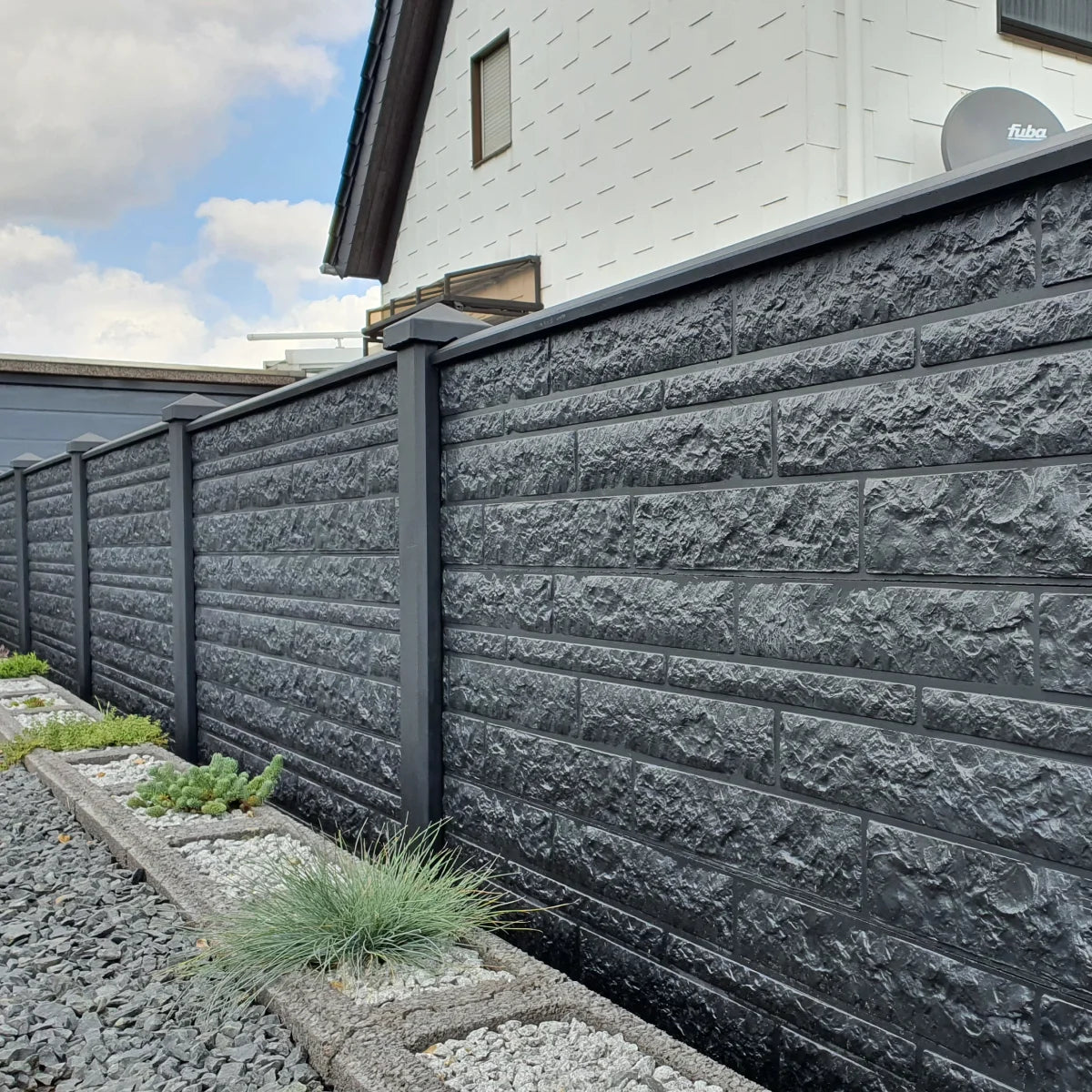 Beidseitige Betonzaunplatte Motiv Fels anthrazit – Sichtschutzzaun aus Beton