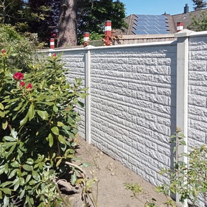 Beidseitige Betonzaunplatte Motiv Fels naturgrau – Sichtschutzzaun aus Beton