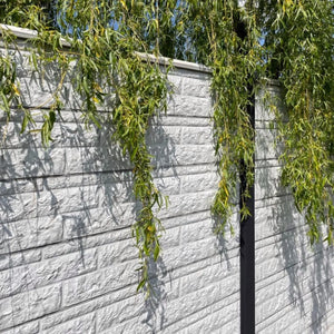 Beidseitige Betonzaunplatte Motiv Fels naturgrau – Sichtschutzzaun aus Beton
