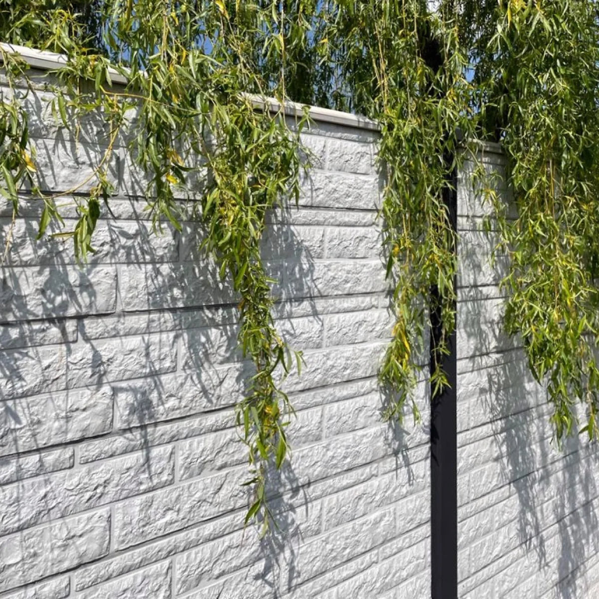 Beidseitige Betonzaunplatte Motiv Fels naturgrau – Sichtschutzzaun aus Beton