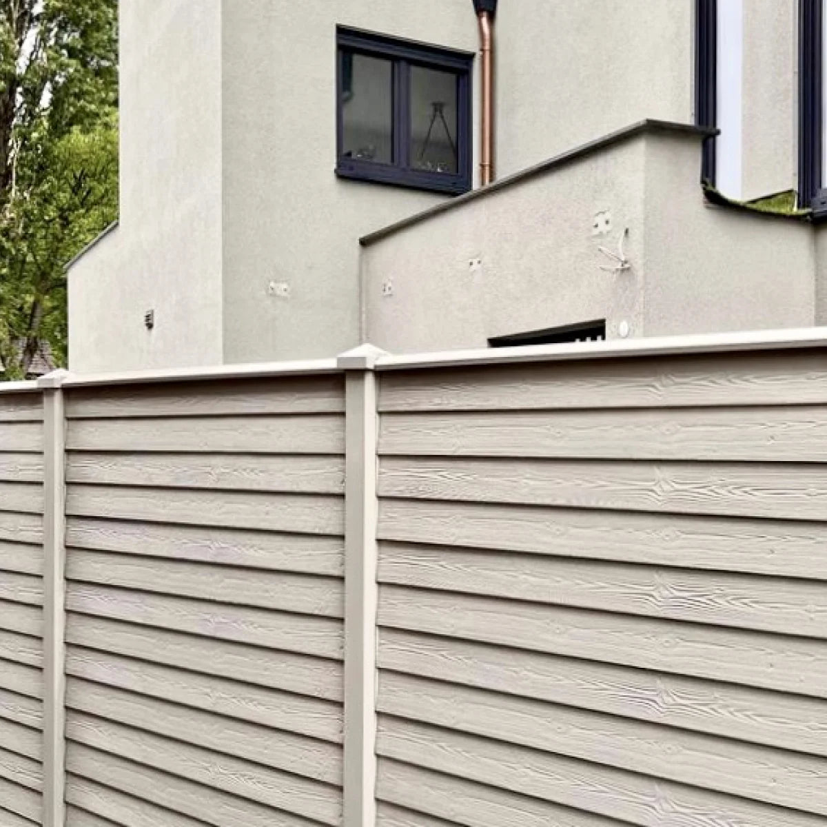 Beidseitige Betonzaunplatte Motiv Holzoptik naturgrau – Sichtschutzzaun aus Beton