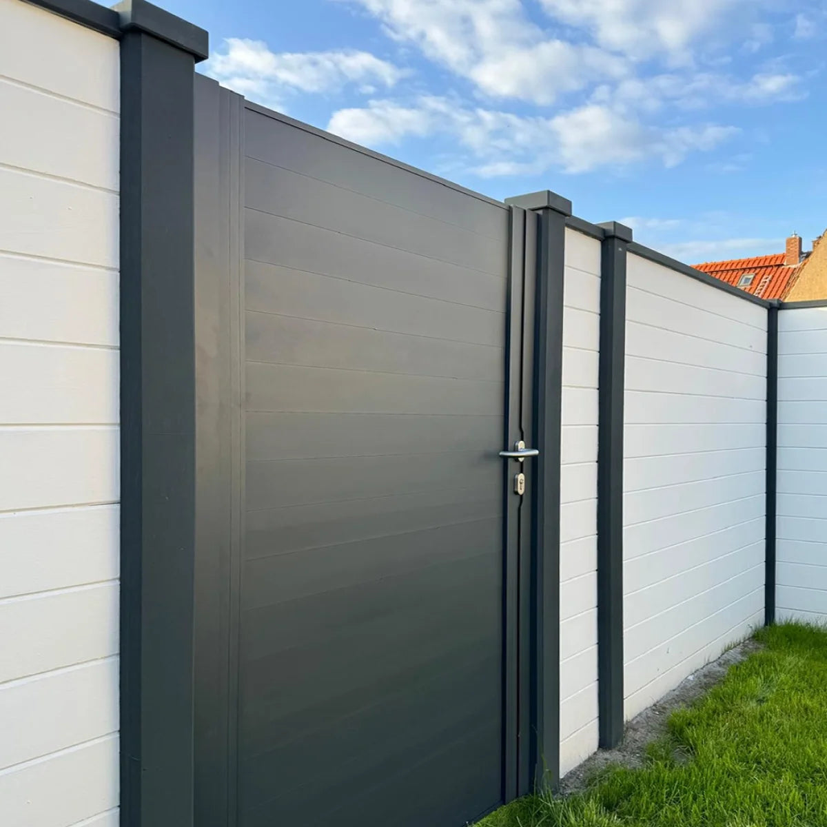 Beidseitige Betonzaunplatte Motiv Modern naturgrau – Sichtschutzzaun aus Beton mit Tor
