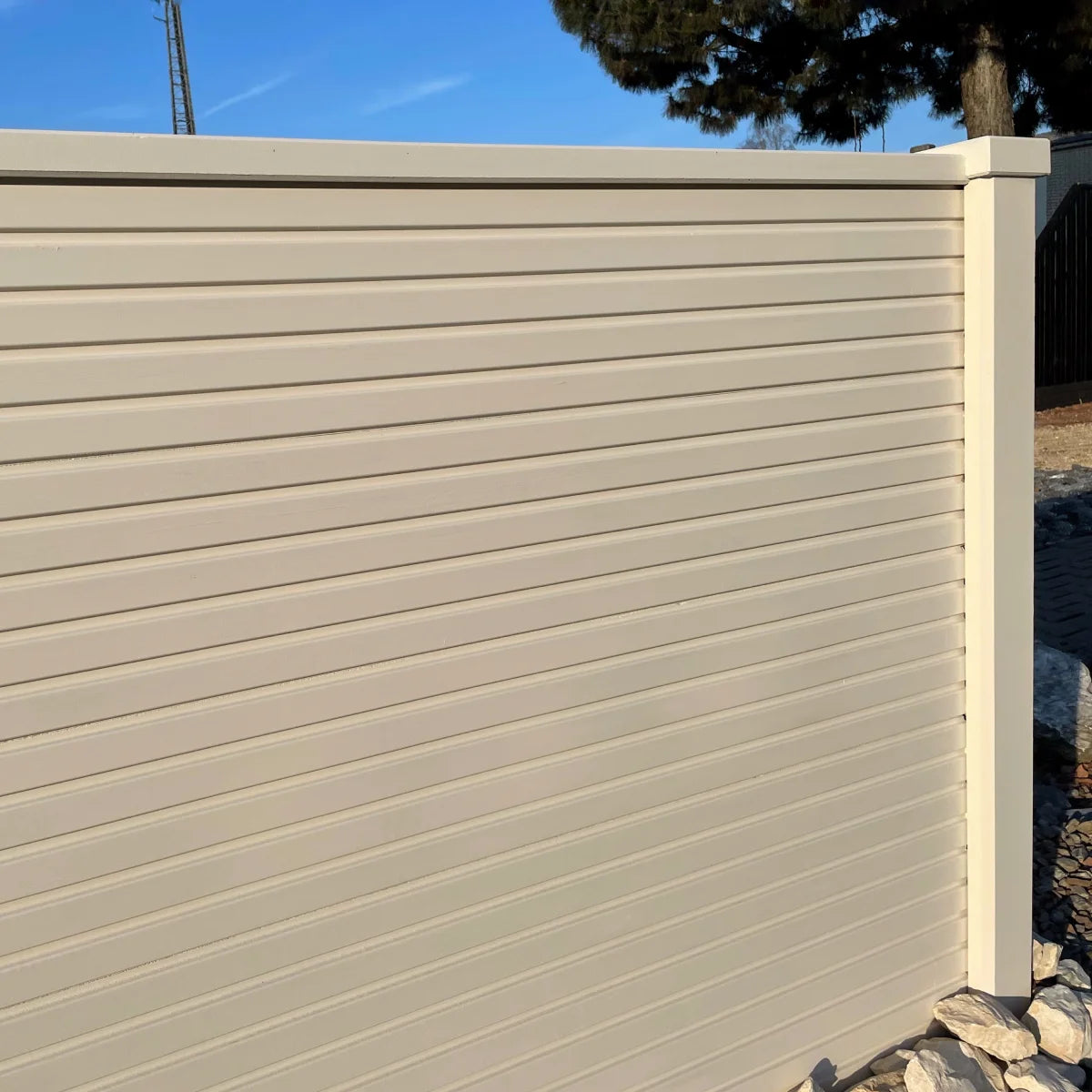 Beidseitige Betonzaunplatte Motiv Lamella naturgrau – Sichtschutzzaun aus Beton