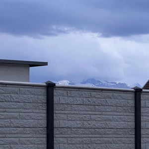 Beidseitige Betonzaunplatte Motiv Fels naturgrau – Sichtschutzzaun aus Beton