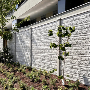 Beidseitige Betonzaunplatte Motiv Fels naturgrau – Sichtschutzzaun aus Beton