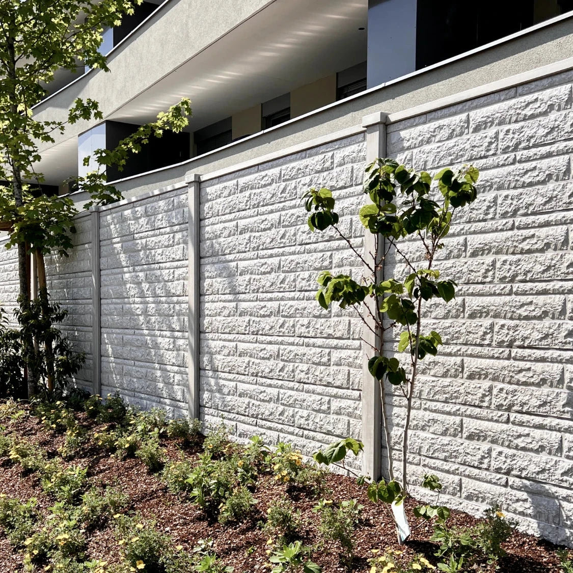 Beidseitige Betonzaunplatte Motiv Fels naturgrau – Sichtschutzzaun aus Beton