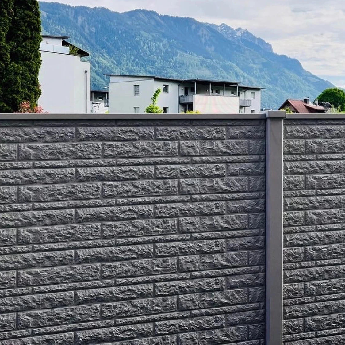 Beidseitige Betonzaunplatte Motiv Fels anthrazit – Sichtschutzzaun aus Beton