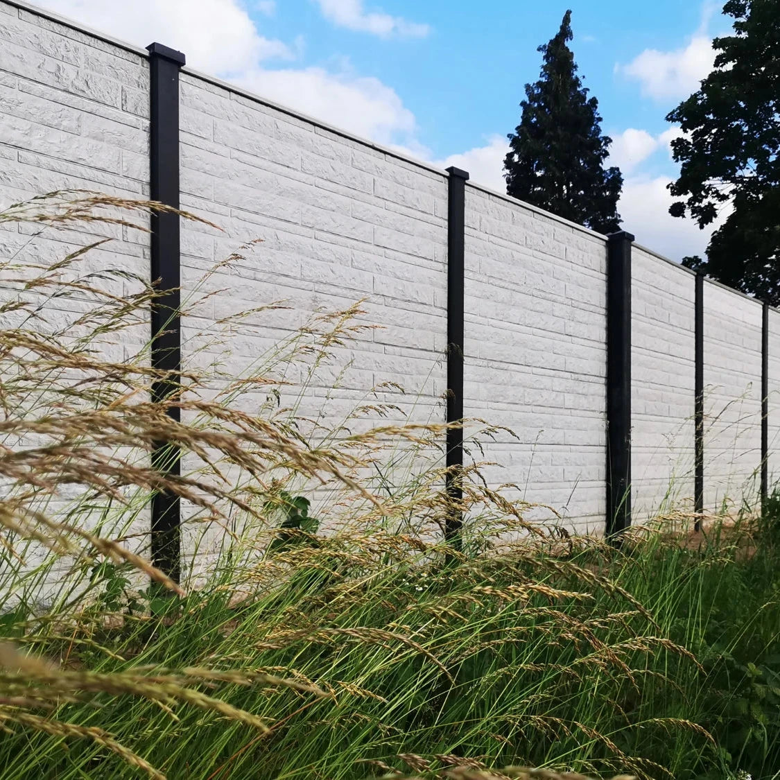 Beidseitige Betonzaunplatte Motiv Fels naturgrau – Sichtschutzzaun aus Beton