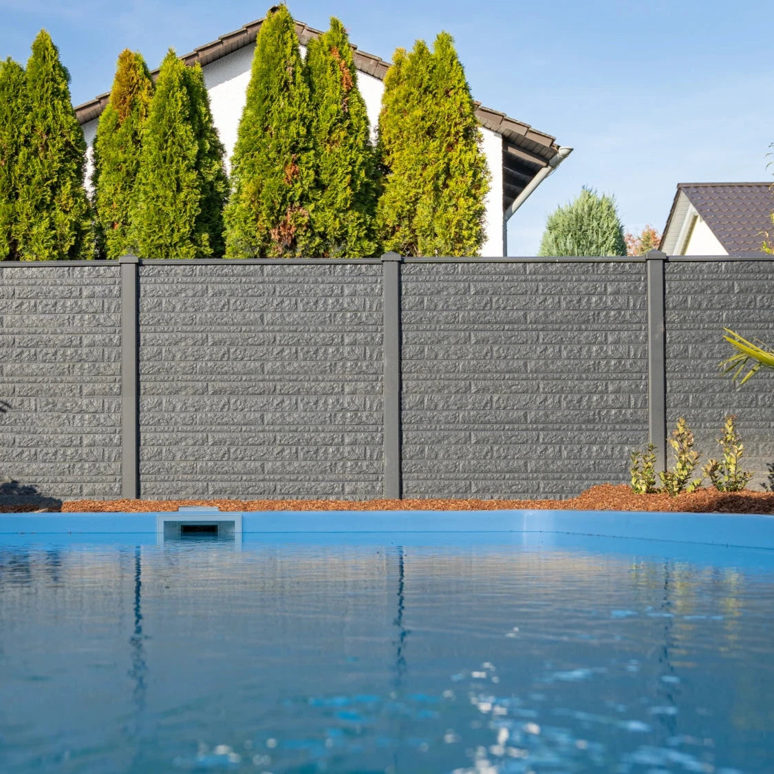 Beidseitige Betonzaunplatte Motiv Fels anthrazit – Sichtschutzzaun aus Beton
