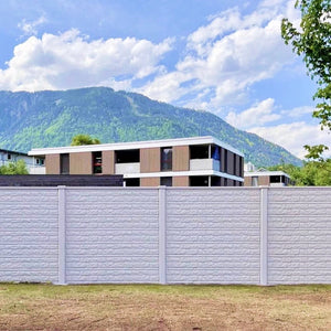 Beidseitige Betonzaunplatte Motiv Fels naturgrau – Sichtschutzzaun aus Beton