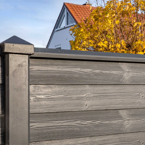 Beidseitige Betonzaunplatte Motiv Holzoptik anthrazit – Sichtschutzzaun aus Beton