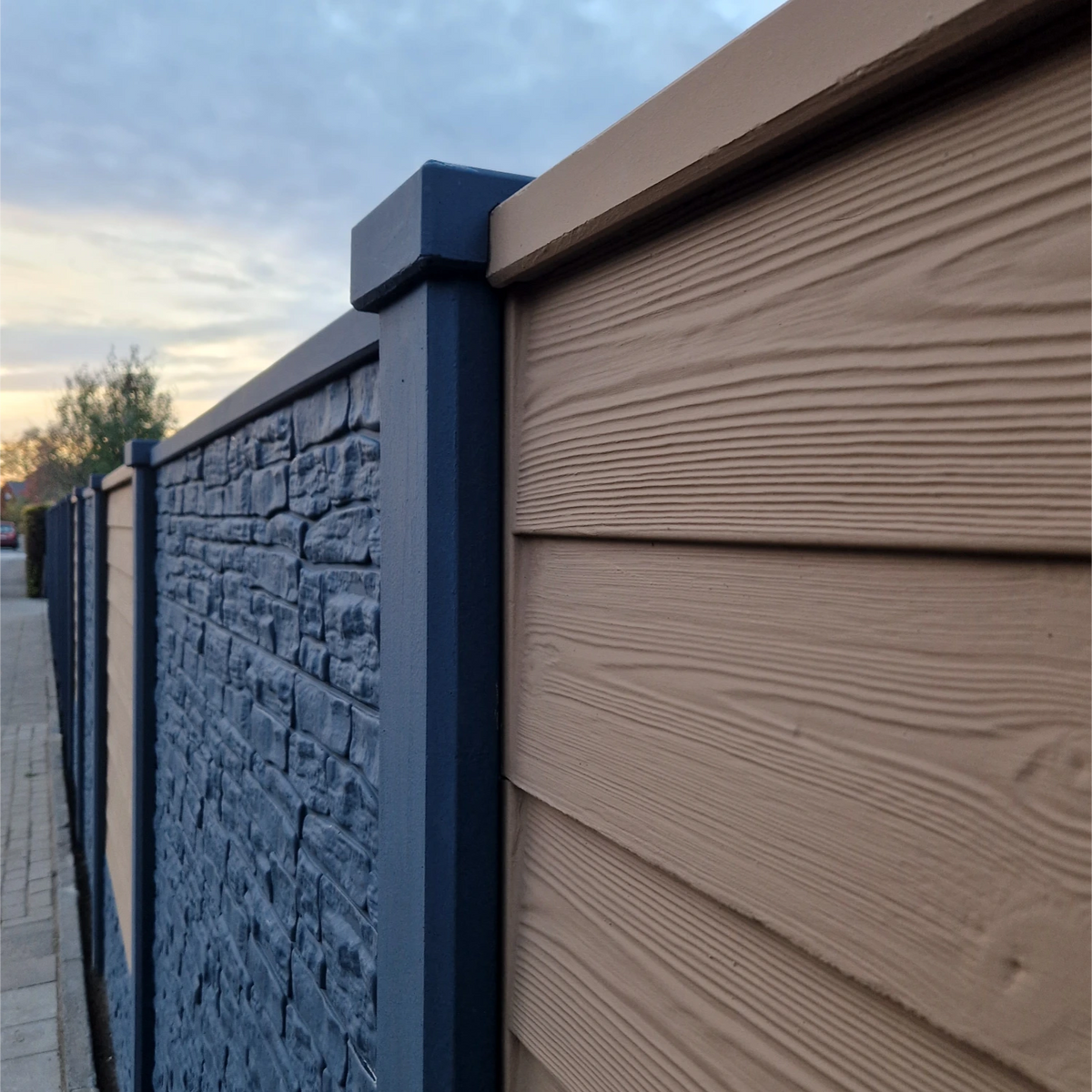 Beidseitige Betonzaunplatte Motiv Holzoptik Brillux Farbe – Sichtschutzzaun aus Beton