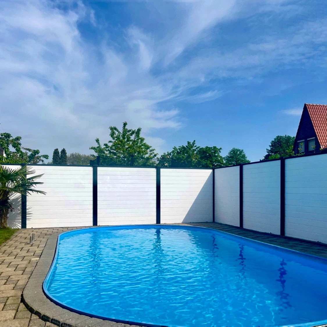 Beidseitige Betonzaunplatte Motiv Modern naturgrau – Sichtschutzzaun aus Beton