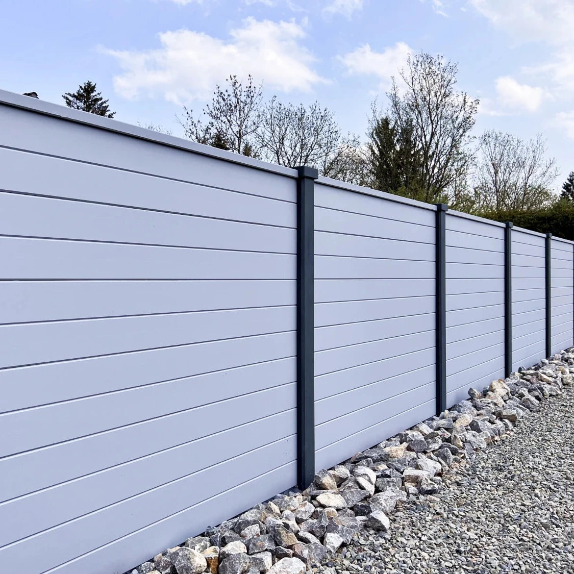 Beidseitige Betonzaunplatte Motiv Modern naturgrau – Sichtschutzzaun aus Beton