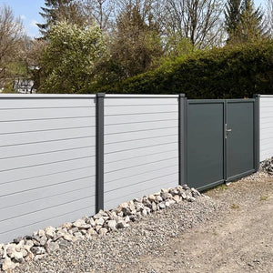 Beidseitige Betonzaunplatte Motiv Modern naturgrau – Sichtschutzzaun aus Beton mit Tor