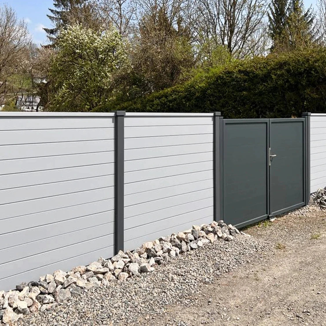 Beidseitige Betonzaunplatte Motiv Modern naturgrau – Sichtschutzzaun aus Beton mit Tor