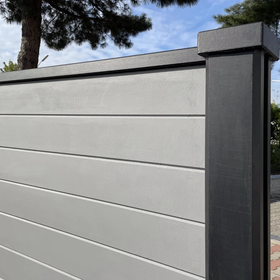 Beidseitige Betonzaunplatte Motiv Modern naturgrau – Sichtschutzzaun aus Beton