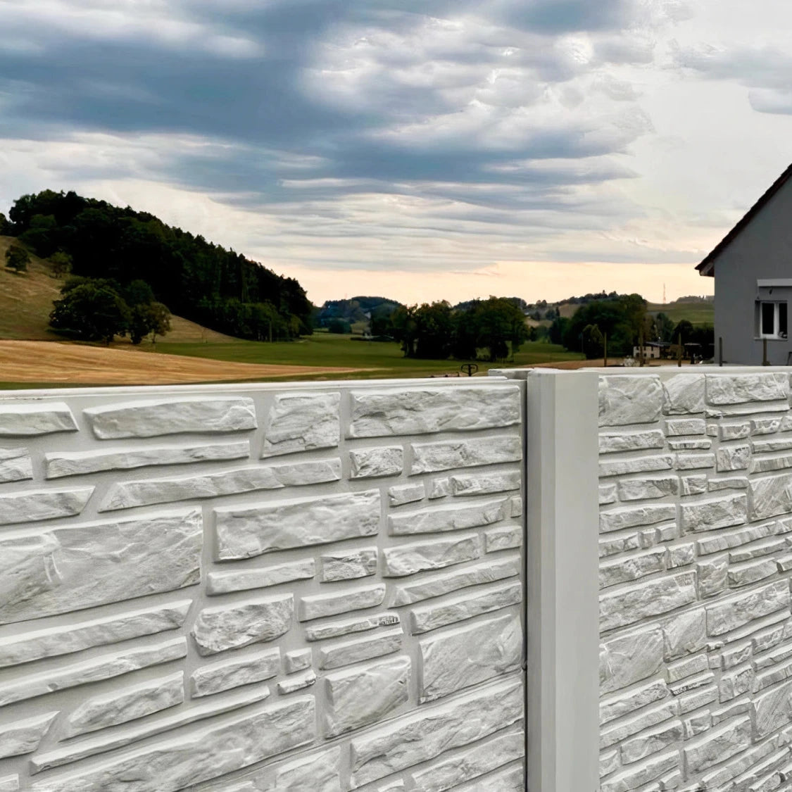 Beidseitige Betonzaunplatte Motiv Mosaik naturgrau – Sichtschutzzaun aus Beton