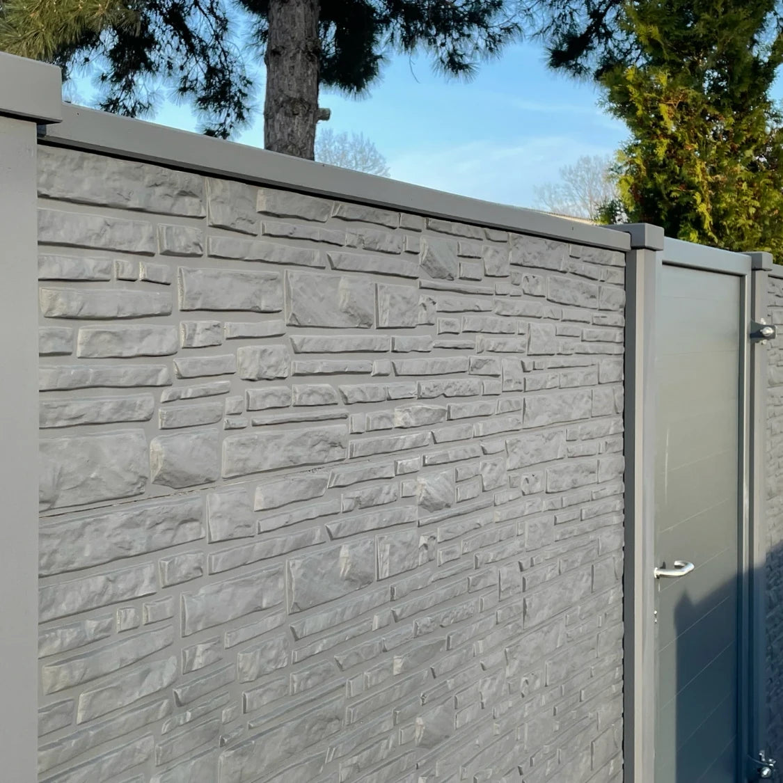 Beidseitige Betonzaunplatte Motiv Mosaik anthrazit – Sichtschutzzaun aus Beton