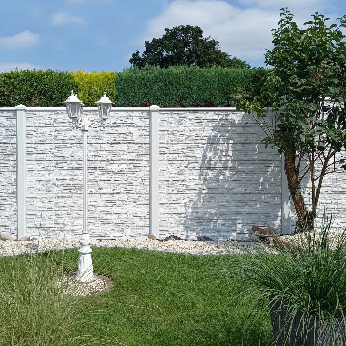 Beidseitige Betonzaunplatte Motiv Nostalgie naturgrau – Sichtschutzzaun aus Beton
