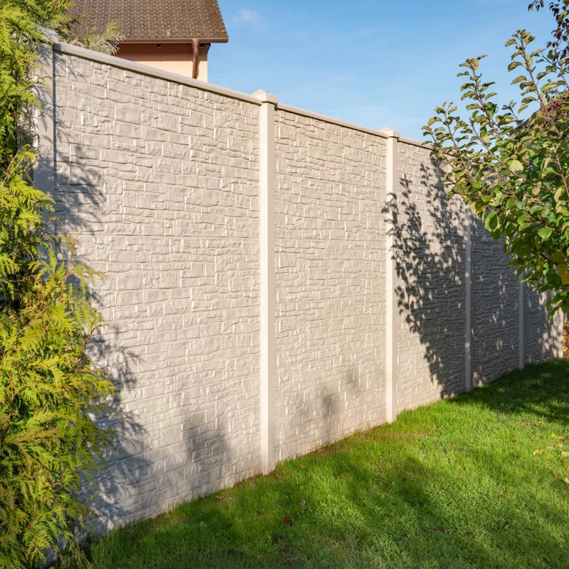 Beidseitige Betonzaunplatte Motiv Nostalgie naturgrau – Sichtschutzzaun aus Beton