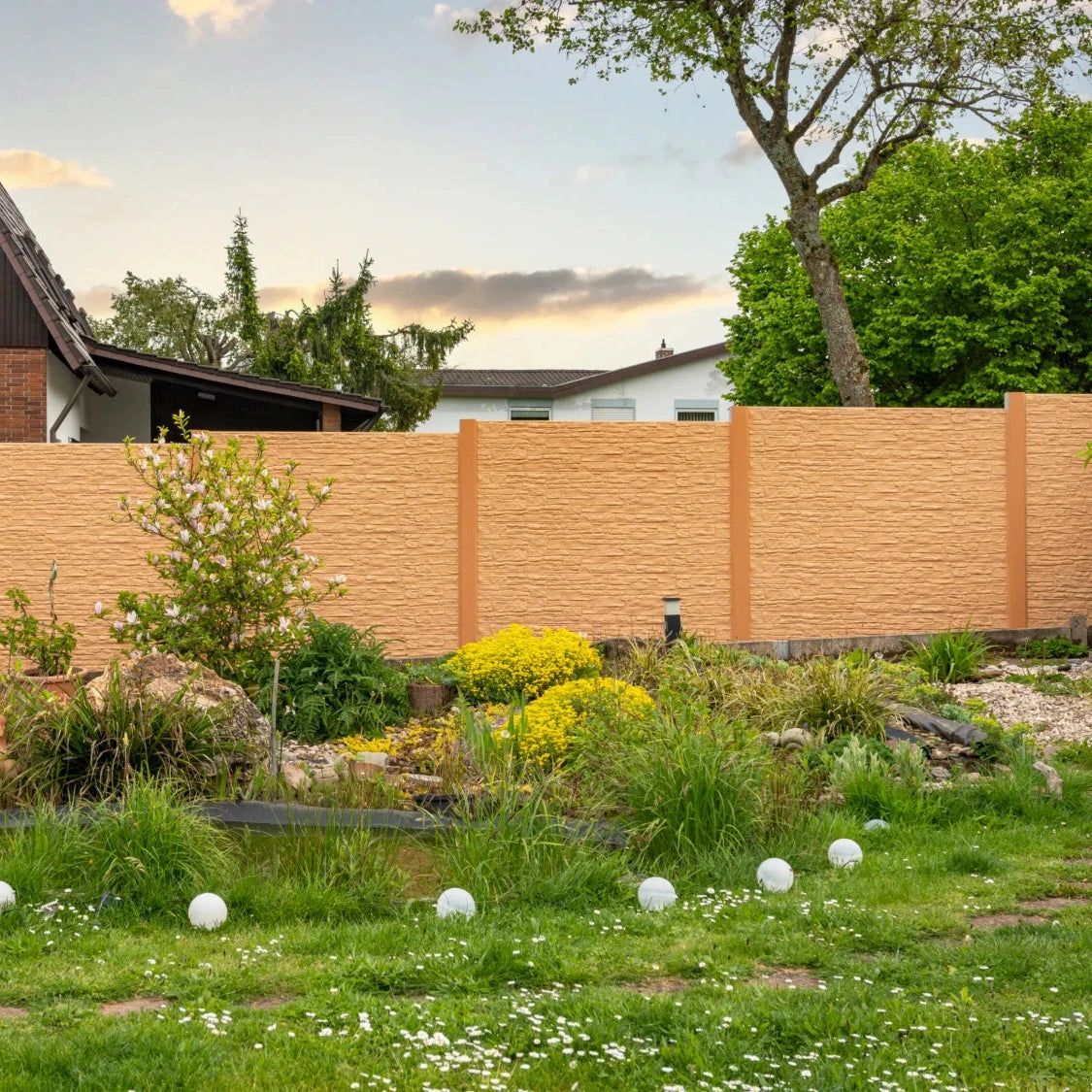 Beidseitige Betonzaunplatte Motiv Nostalgie Brillux Farbe – Sichtschutzzaun aus Beton