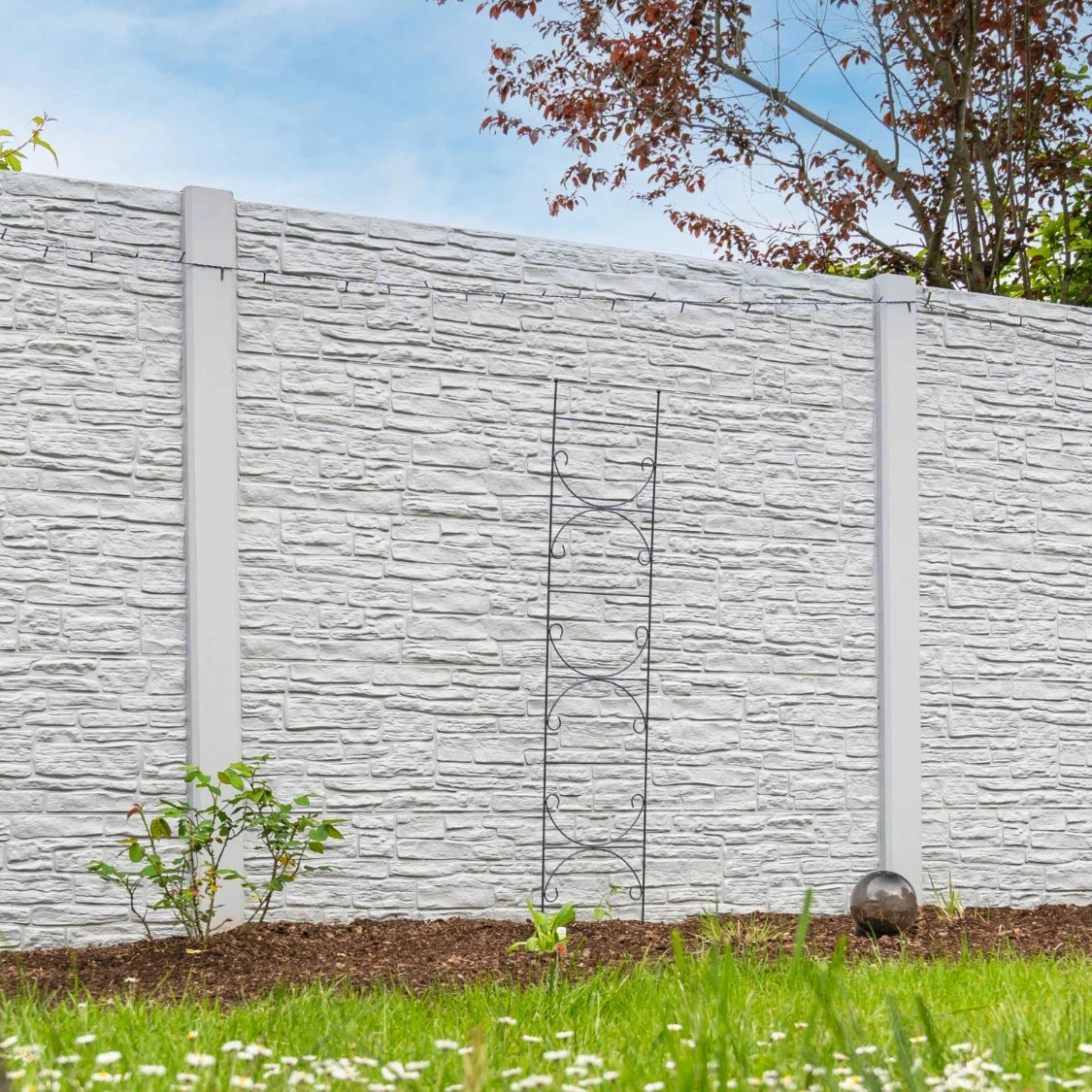 Beidseitige Betonzaunplatte Motiv Nostalgie naturgrau – Sichtschutzzaun aus Beton