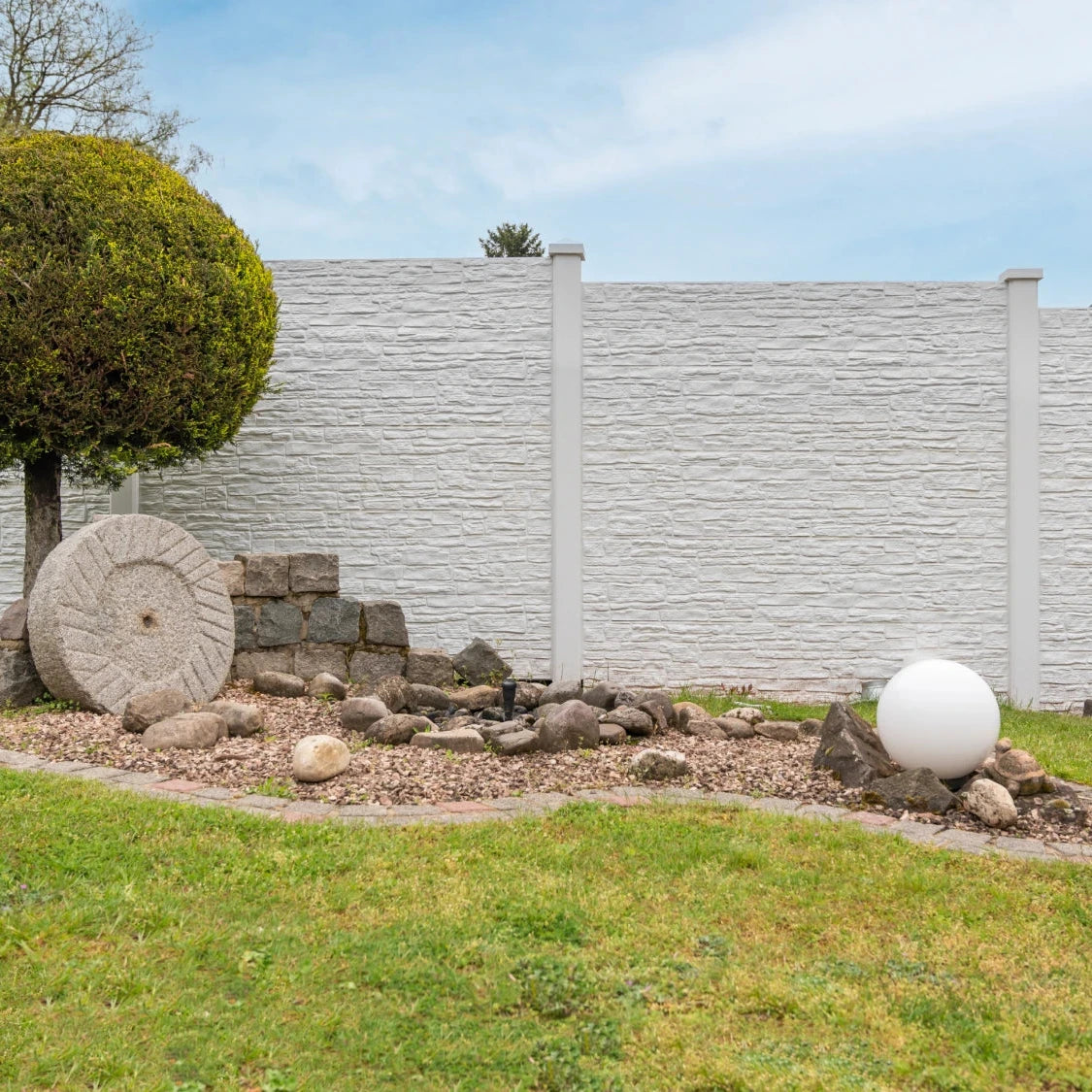 Beidseitige Betonzaunplatte Motiv Nostalgie naturgrau – Sichtschutzzaun aus Beton