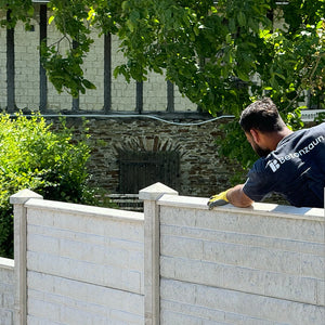 Beidseitige Betonzaunplatte Motiv Fels naturgrau – Sichtschutzzaun aus Beton