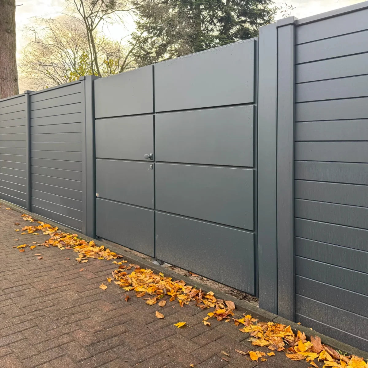 Beidseitige Betonzaunplatte Motiv Modern anthrazit – Sichtschutzzaun aus Beton mit Tor