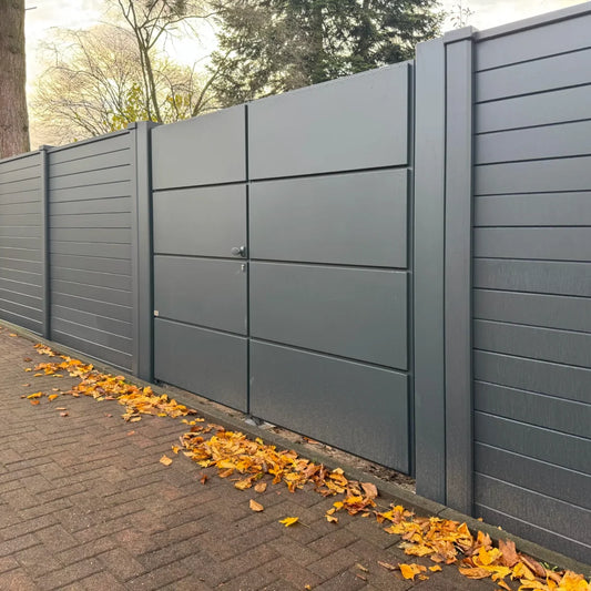 Beidseitige Betonzaunplatte Motiv Modern anthrazit – Sichtschutzzaun aus Beton mit Tor