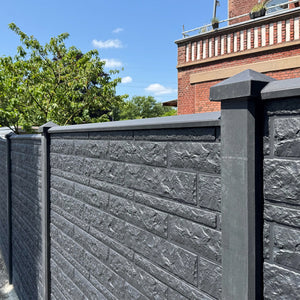 Beidseitige Betonzaunplatte Motiv Fels anthrazit – Sichtschutzzaun aus Beton