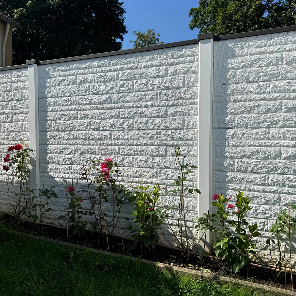 Beidseitige Betonzaunplatte Motiv Fels naturgrau – Sichtschutzzaun aus Beton