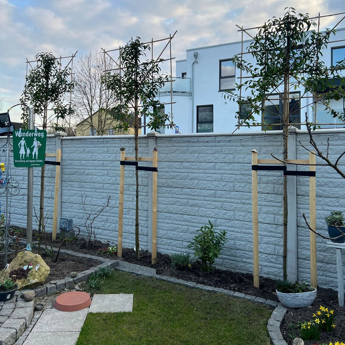 Beidseitige Betonzaunplatte Motiv Fels naturgrau – Sichtschutzzaun aus Beton