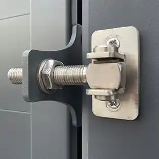 Alu-Tor Scharnier am Betonzaun-Pfosten befestigt