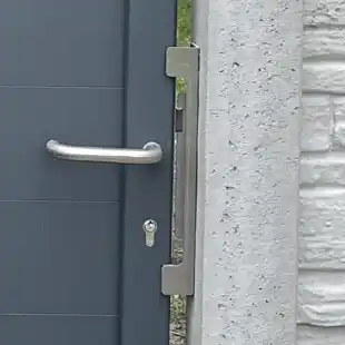 Alu-Tor mit Türgriff Garnitur am Betonzaun montiert