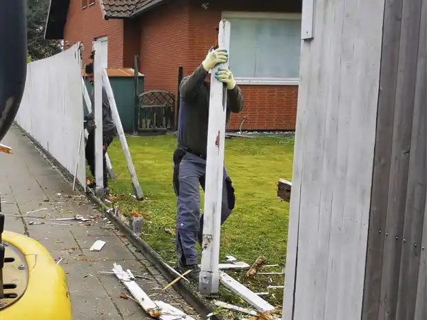 Entfernung alter Zaun, Montageteam Betonga