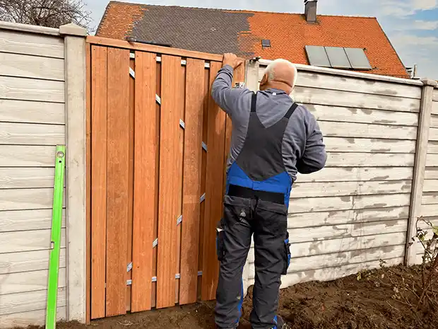 Holztor Montage für den Betonzaun