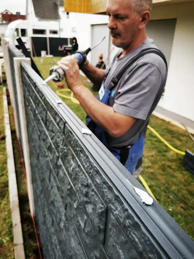 Betonzaun Montage Aufbringung der Dachlatten
