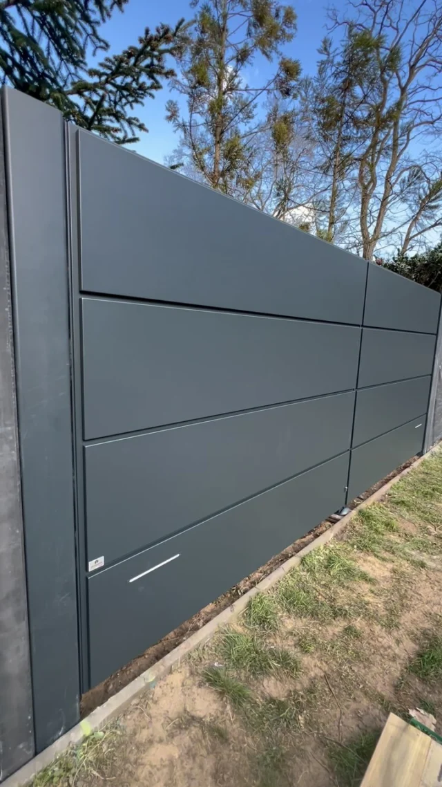 Was für ein Tor macht an einem hochwertigen Betonzaun Sinn?
Hier seht ihr ein Doppelflügeltor von Tschoeppe – aktuell noch im Aufbau, aber die Qualität ist schon jetzt erkennbar.
Made in France, beidseitig identische Optik, vollverschweißte Konstruktion, langlebige Pulverbeschichtung – für mich das Beste, was der Markt hergibt.
Passt perfekt zu unseren Zäunen von betonzaun.de.

#betonzaun #doppelflügeltor #tschoeppe #hochwertigtor #toranlage #französischesdesign #betonzaunliebe #zaundesign #qualitätsetztdurch #handwerk #torbau #sichtschutz #modernesdesign #zaunideen #betonzaunliebe #hausundgarten