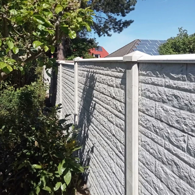 Ein weiterer unserer Betonzäune im klassischen Felsmotiv-Design ist bereit für den Sommer! ☀️

Motiv: Felsmotiv
Betonzaunplatten: Naturgrau, 36 cm
Bauhöhe: 180 cm
Zubehör: Abdeckungen Diamant, Pfostenkappen Diamant

______________
⠀
Bestellen Sie über unsere Website oder rufen Sie uns an oder schicken Sie uns eine Nachricht, um die Einzelheiten zu erfahren!

🌐 betonzaun.de
📞 02855 - 9389673
📧 office@betonzaun.de

#betonzaun #zaunfarbe #farbe #garten #gartendesign #diy #zaun #zaunbau #grün #nature #selbstgemacht #onlineshop