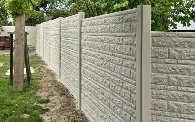Wenn dein Grundstück ein Gefälle hat, ist ein Betonzaun mit variabler Höhe – also mit sogenannten „Stufen“ im Aufbau – eine durchdachte und optisch saubere Lösung. Anstatt die Zaunhöhe starr durchzuziehen (was auf unebenem Gelände unschöne Lücken oder Schrägen erzeugt), passt sich ein gestufter Betonzaun der natürlichen Geländeneigung an. So bleibt der Zaun stabil, wirkt gleichmäßig und bietet weiterhin zuverlässigen Sichtschutz – auch in Hanglage.

______________
⠀
Bestellen Sie über unsere Website oder rufen Sie uns an oder schicken Sie uns eine Nachricht, um die Einzelheiten zu erfahren!

🌐 betonzaun.de
📞 02855 - 9389673
📧 office@betonzaun.de

#betonzaun #zaunfarbe #farbe #garten #gartendesign #diy #zaun #zaunbau #grün #nature #selbstgemacht #onlineshop