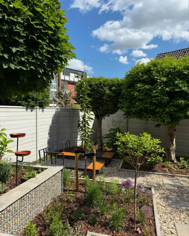 Ein Garten wie ein kleines Paradies.
Damit dieser Ort der Ruhe und Entspannung perfekt zur Geltung kommt, braucht es manchmal nur den passenden Rahmen – wie hier unser Modell Modern in Naturgrau, mit eleganten Kappen und Dächern in Pyramidenform.
Schlicht, hochwertig, langlebig – echte Qualität, die nicht vom Wesentlichen ablenkt: deinem Garten.

#betonzaun #gartenideen #sichtschutz #modernliving #gartenparadies #ruhepol #qualität #designzaun #gartenliebe #betonzaunliebe #nachhaltigbauen #betonzaunmodern #betonkunst #landschaftsbau #zäunegestalten #garteninspiration #madeingermany #naturgrau #gartenzeit #betonzaun_de