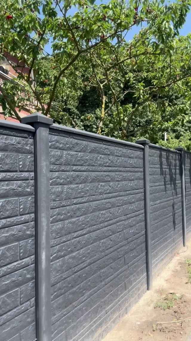 Nicht jedes Betonzaun-Projekt ist einfach – und genau das lieben wir! 💪🛠️

Bei diesem Projekt galt es gleich zwei Herausforderungen zu meistern:
🔹 Sanfte Kurve in der Ecke – Jedes Zaunfeld ist um 15–20° nach innen angewinkelt. Für größere Winkel nutzen wir sogar spezielle 45°-Pfosten.
🔹 Stufenbau bei Höhenunterschieden – Wir messen den gesamten Höhenunterschied und teilen ihn auf gleichmäßige Stufen auf. So entsteht ein harmonisches Gesamtbild trotz Gefälle.

🔇 Maßgeschneiderter Lärmschutz, technisch durchdacht – genau unser Ding!

______________
⠀
Bestellen Sie über unsere Website oder rufen Sie uns an oder schicken Sie uns eine Nachricht, um die Einzelheiten zu erfahren!

🌐 betonzaun.de
📞 02855 - 9389673
📧 office@betonzaun.de

#betonzaun #zaunfarbe #farbe #garten #gartendesign #diy #zaun #zaunbau #grün #nature #selbstgemacht #onlineshop